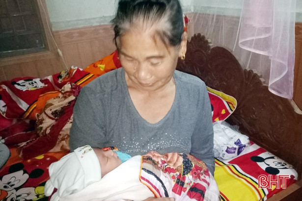 Bé trai sơ sinh bị bỏ rơi cùng bức thư đầy nước mắt của người mẹ