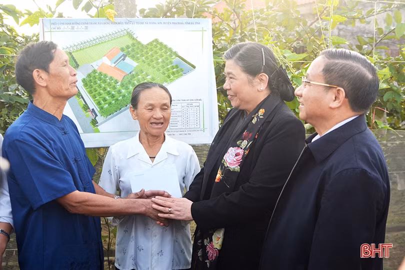 Phó Chủ tịch Quốc hội Tòng Thị Phóng thị sát vùng bãi ngang Hà Tĩnh và tặng quà đối tượng chính sách