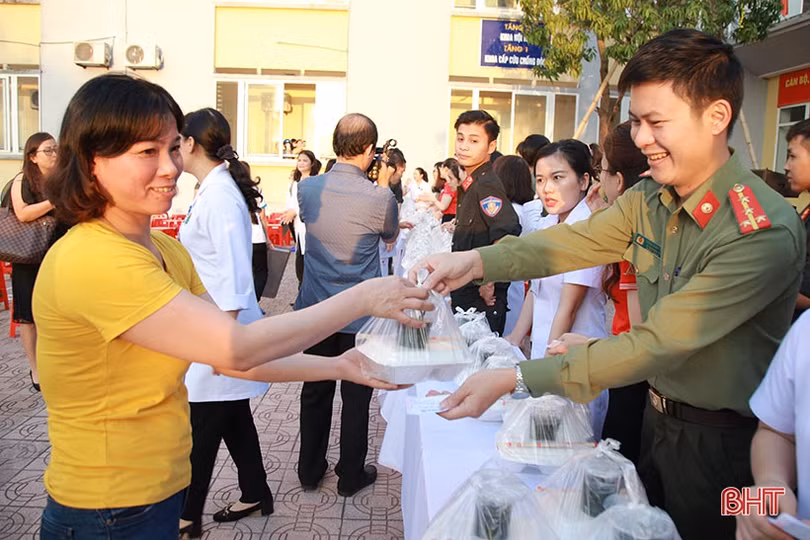 Ấm áp chương trình “Mùa xuân yêu thương” với bệnh nhân nghèo Hà Tĩnh