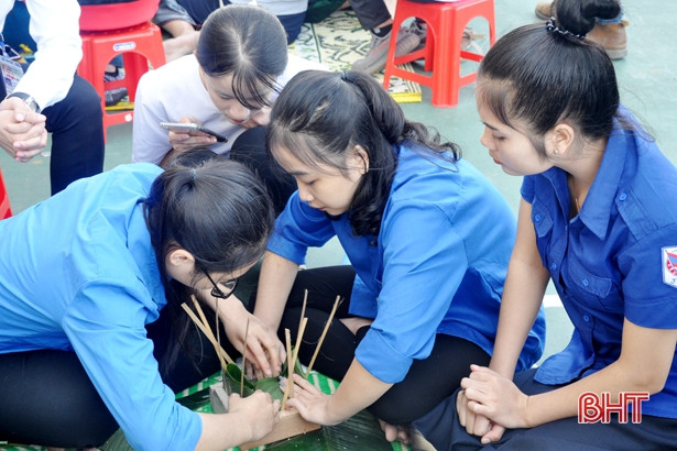 Bánh chưng xanh, thắm tình hữu nghị Việt - Lào