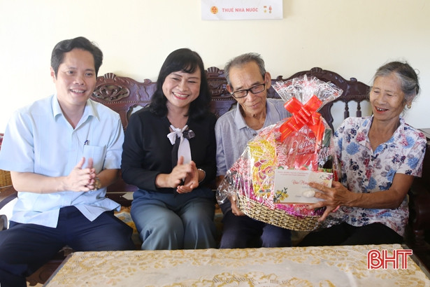 Lãnh đạo tỉnh Hà Tĩnh tặng quà các gia đình chính sách