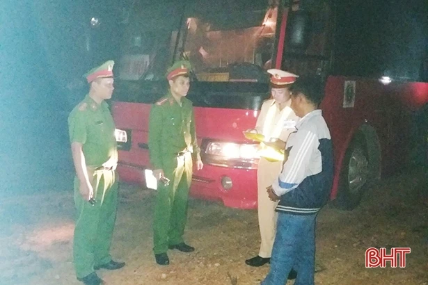 Công an Hà Tĩnh bắt xe khách chở gần 1 tấn gỗ nghi là trắc từ Lào về Nghệ An