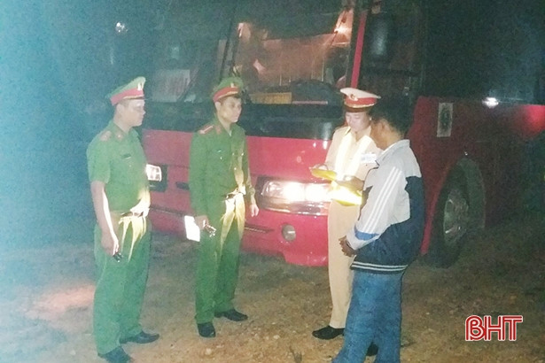 Công an Hà Tĩnh bắt xe khách chở gần 1 tấn gỗ nghi là trắc từ Lào về Nghệ An