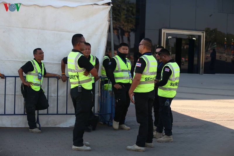 CĐV Việt Nam kéo đến sân tiếp lửa cho thầy trò HLV Park Hang Seo