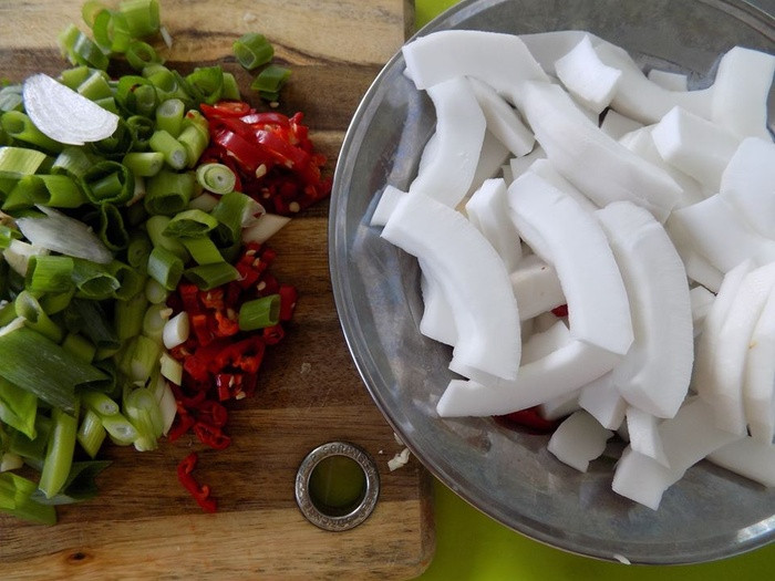 Thơm lừng gà kho cùi dừa lạ mà ngon xuất sắc cho bữa cơm chiều