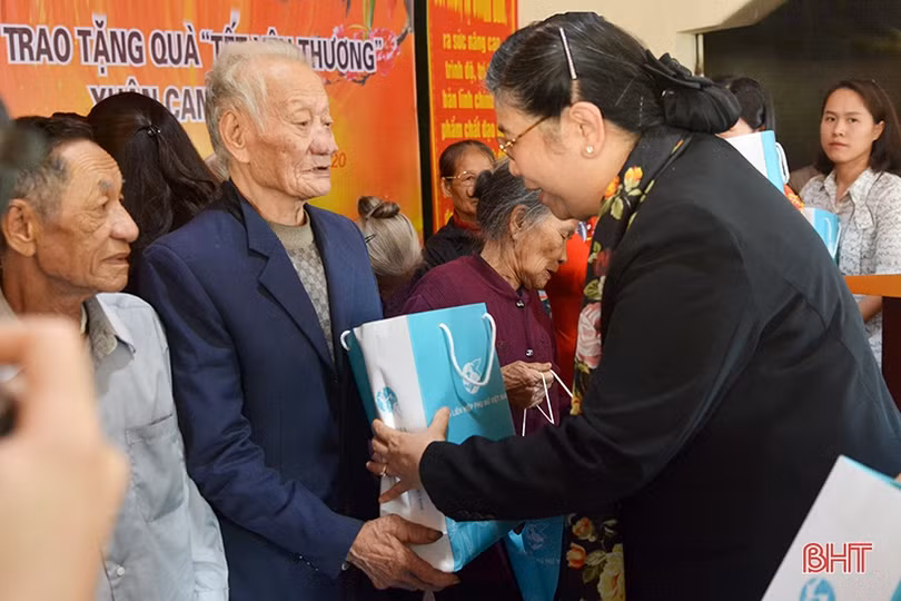 Phó Chủ tịch Quốc hội Tòng Thị Phóng thị sát vùng bãi ngang Hà Tĩnh và tặng quà đối tượng chính sách