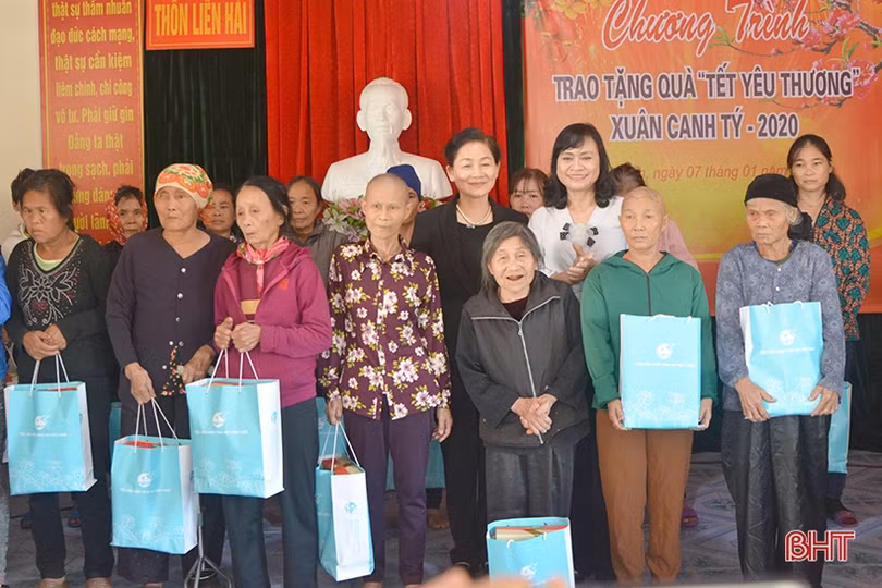 Phó Chủ tịch Quốc hội Tòng Thị Phóng thị sát vùng bãi ngang Hà Tĩnh và tặng quà đối tượng chính sách