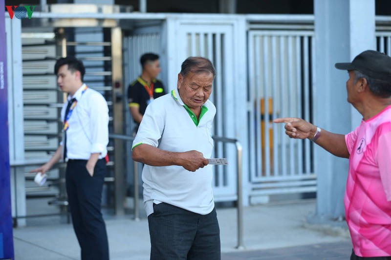 CĐV Việt Nam kéo đến sân tiếp lửa cho thầy trò HLV Park Hang Seo