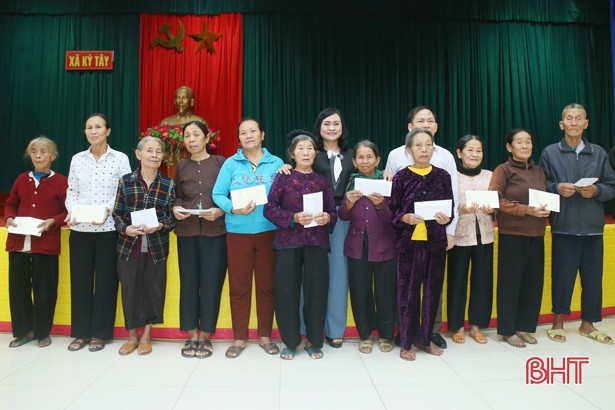 Lãnh đạo tỉnh Hà Tĩnh tặng quà các gia đình chính sách