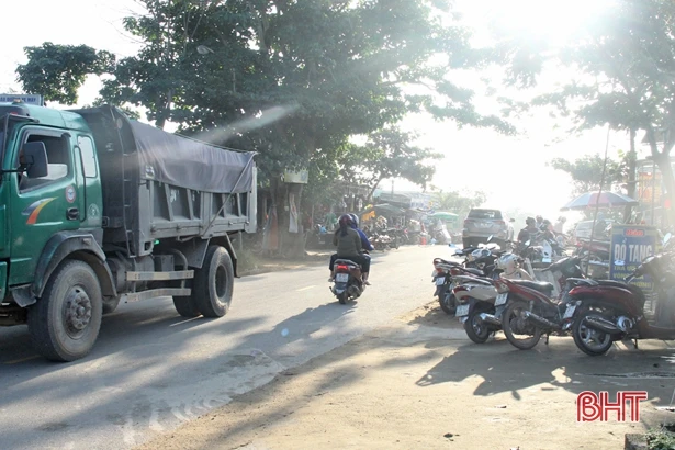“Bắt cóc bỏ dĩa”, nhiều địa phương ở Hà Tĩnh tái diễn nạn họp chợ lấn đường!