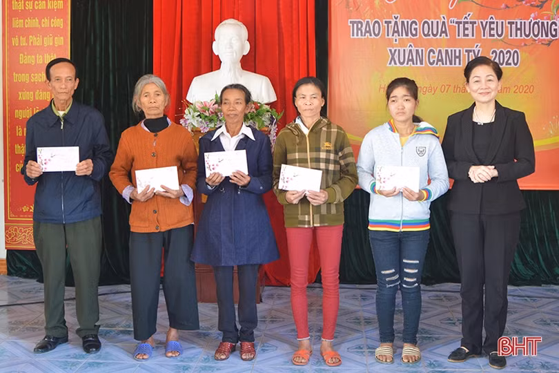 Phó Chủ tịch Quốc hội Tòng Thị Phóng thị sát vùng bãi ngang Hà Tĩnh và tặng quà đối tượng chính sách