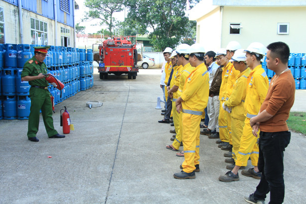 Diễn tập cứu hỏa tại doanh nghiệp kinh doanh xăng dầu ở Nghi Xuân