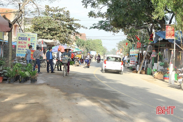“Bắt cóc bỏ dĩa”, nhiều địa phương ở Hà Tĩnh tái diễn nạn họp chợ lấn đường!