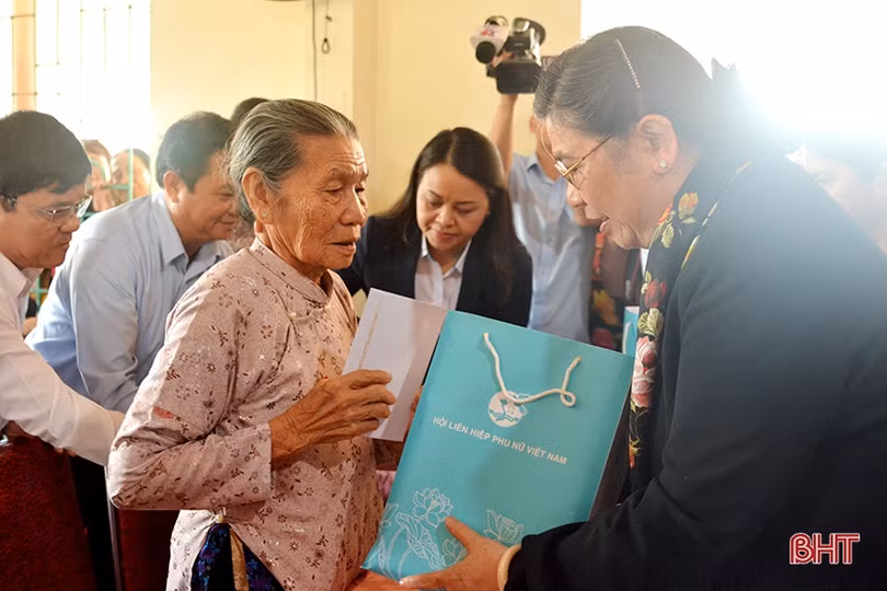 Phó Chủ tịch Quốc hội Tòng Thị Phóng thị sát vùng bãi ngang Hà Tĩnh và tặng quà đối tượng chính sách