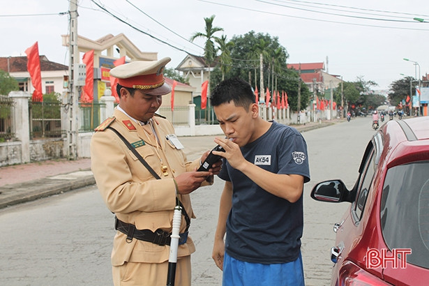 Can Lộc bố trí lực lượng đo nồng độ cồn người điều khiển phương tiện tại các xã, thị trấn