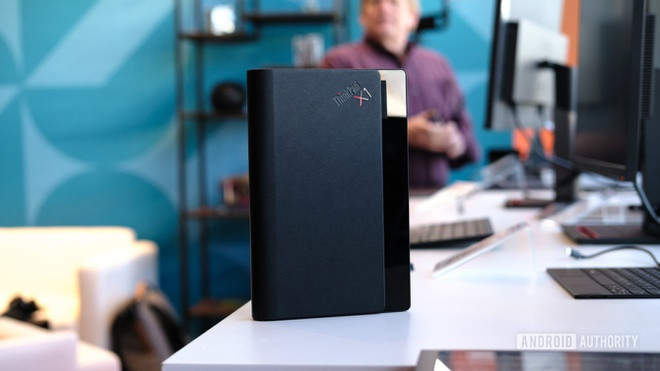 Laptop màn hình gập đầu tiên trên thế giới, giá 2.500 USD