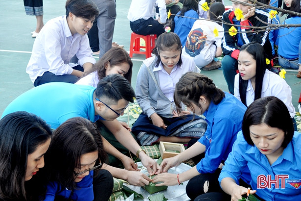 Bánh chưng xanh, thắm tình hữu nghị Việt - Lào