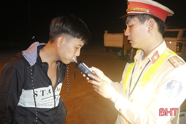 Can Lộc bố trí lực lượng đo nồng độ cồn người điều khiển phương tiện tại các xã, thị trấn