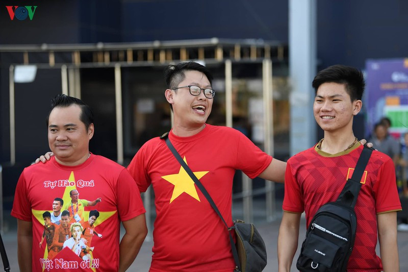 CĐV Việt Nam kéo đến sân tiếp lửa cho thầy trò HLV Park Hang Seo