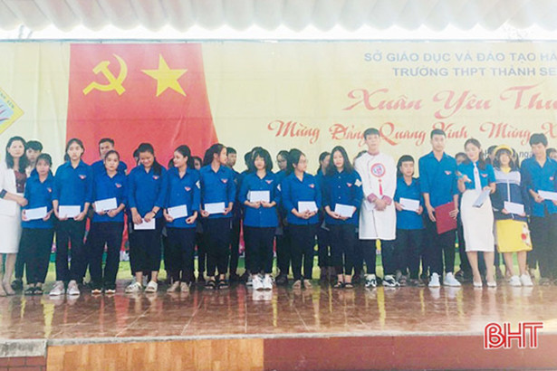 Trường cấp 3 ở Hà Tĩnh góp gần 25 triệu đồng giúp đỡ học sinh khó khăn