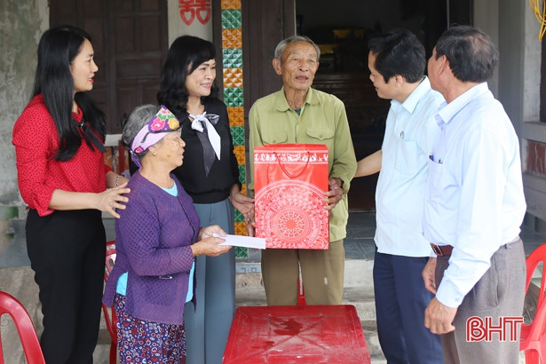 Lãnh đạo tỉnh Hà Tĩnh tặng quà các gia đình chính sách