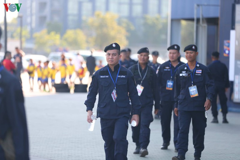 CĐV Việt Nam kéo đến sân tiếp lửa cho thầy trò HLV Park Hang Seo