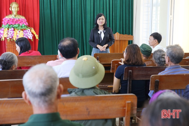 Lãnh đạo tỉnh Hà Tĩnh tặng quà các gia đình chính sách