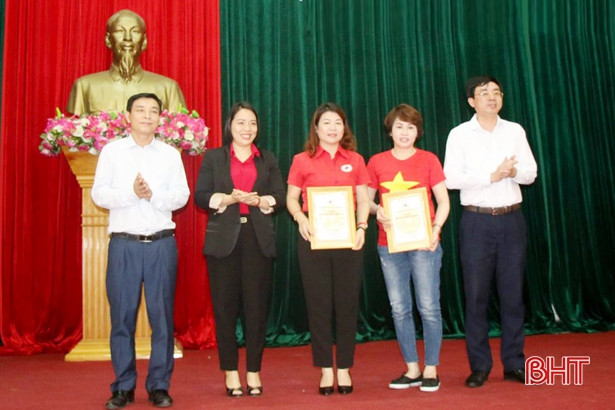 Trao quà tết cho 300 người nghèo, nạn nhân chất độc da cam Hà Tĩnh