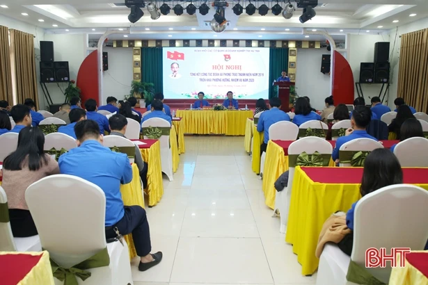 “Tuổi trẻ Khối CCQ&DN Hà Tĩnh tự hào tiến bước dưới cờ Đảng”