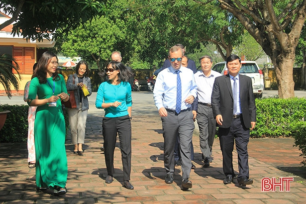 Đại sứ Vương quốc Anh tại Việt Nam tham quan Khu di tích Nguyễn Du