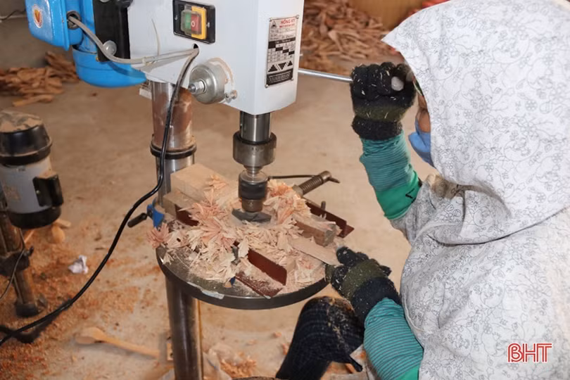 Tinh tế những món đồ lưu niệm của làng mộc nổi tiếng ở Hà Tĩnh