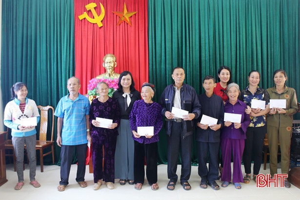 Lãnh đạo tỉnh Hà Tĩnh tặng quà các gia đình chính sách