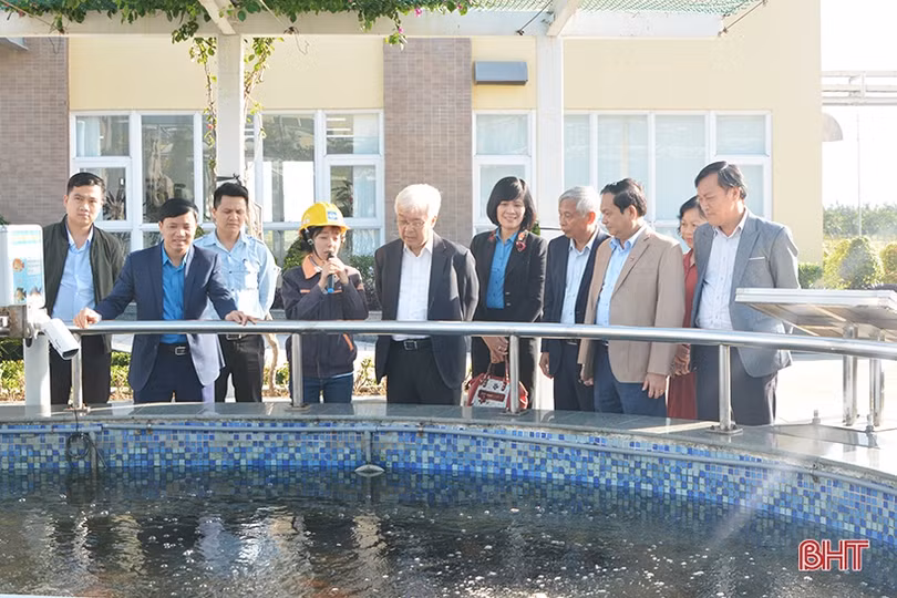 Chủ nhiệm Ủy ban Văn hóa, Giáo dục, Thanh niên, Thiếu niên và Nhi đồng của Quốc hội tặng quà Tết tại KKT Vũng Áng