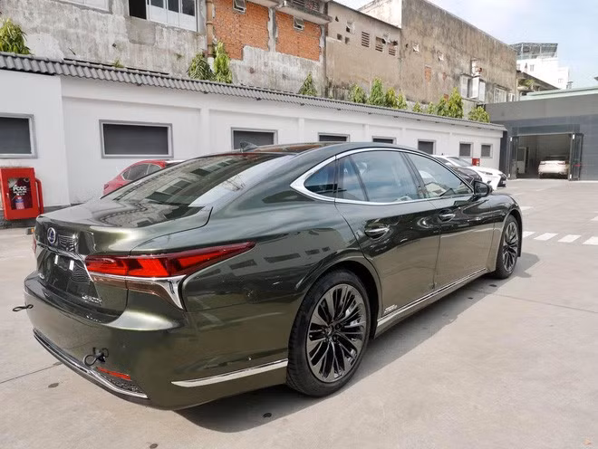 Lexus LS500h phiên bản đặc biệt giá 7,83 tỷ đồng về Việt Nam
