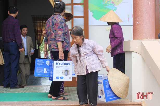 100 suất quà Tết đến với người nghèo ở Thạch Hà