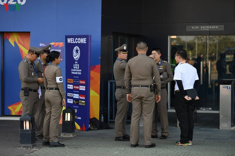 CĐV Việt Nam kéo đến sân tiếp lửa cho thầy trò HLV Park Hang Seo