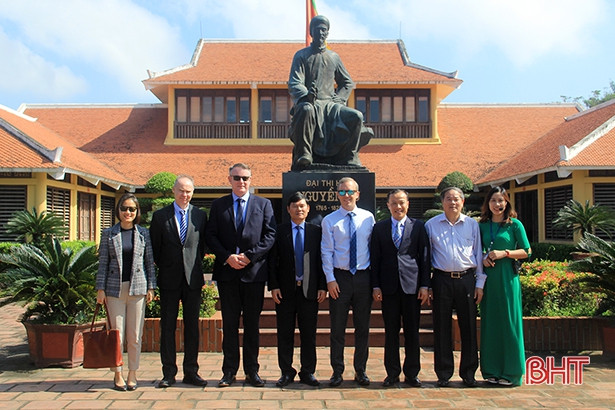 Đại sứ Vương quốc Anh tại Việt Nam tham quan Khu di tích Nguyễn Du