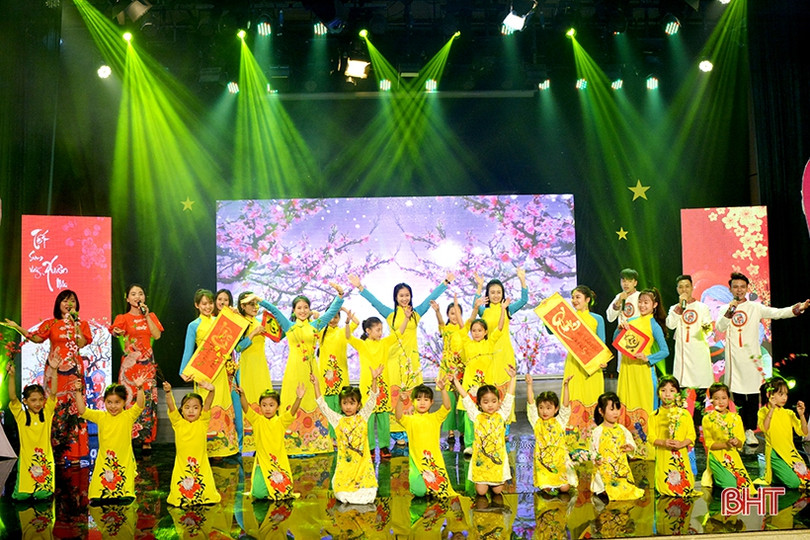 Gala “HTTV - Kết nối Vòng tay nhân ái” huy động hơn 500 triệu đồng giúp đỡ các hoàn cảnh khó khăn
