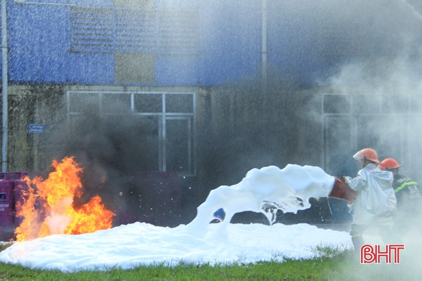 Diễn tập cứu hỏa tại doanh nghiệp kinh doanh xăng dầu ở Nghi Xuân