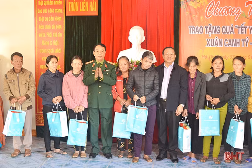 Phó Chủ tịch Quốc hội Tòng Thị Phóng thị sát vùng bãi ngang Hà Tĩnh và tặng quà đối tượng chính sách