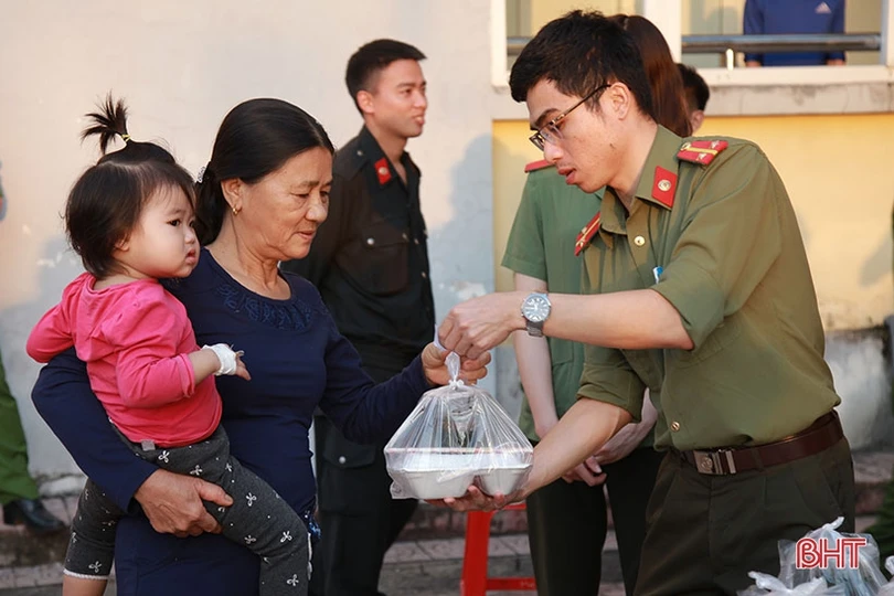 Ấm áp chương trình “Mùa xuân yêu thương” với bệnh nhân nghèo Hà Tĩnh