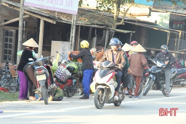 “Bắt cóc bỏ dĩa”, nhiều địa phương ở Hà Tĩnh tái diễn nạn họp chợ lấn đường!