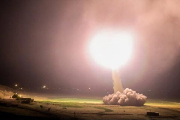 Tên lửa Iran phóng vào căn cứ Mỹ. Ảnh: Fars Ba kịch bản về xung đột Mỹ - Iran có thể xảy ra