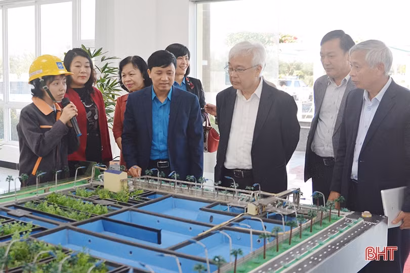 Chủ nhiệm Ủy ban Văn hóa, Giáo dục, Thanh niên, Thiếu niên và Nhi đồng của Quốc hội tặng quà Tết tại KKT Vũng Áng