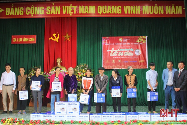100 suất quà Tết đến với người nghèo ở Thạch Hà