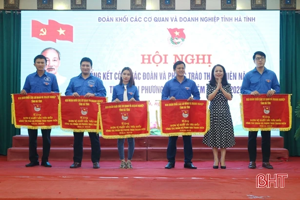 Trao 15 triệu đồng cho các đối tượng khó khăn đăng trên Báo Hà Tĩnh