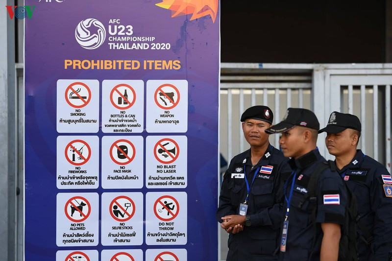 CĐV Việt Nam kéo đến sân tiếp lửa cho thầy trò HLV Park Hang Seo