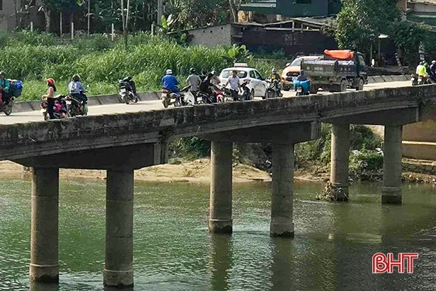 Nam thanh niên dừng xe giữa cầu, nhảy xuống sông tự tử