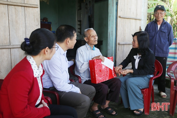Lãnh đạo tỉnh Hà Tĩnh tặng quà các gia đình chính sách