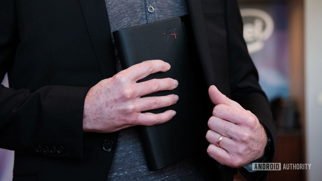 Laptop màn hình gập đầu tiên trên thế giới, giá 2.500 USD